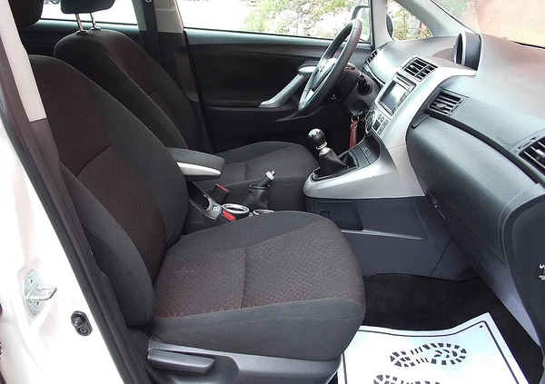 Toyota Verso cena 28900 przebieg: 235000, rok produkcji 2011 z Karczew małe 436